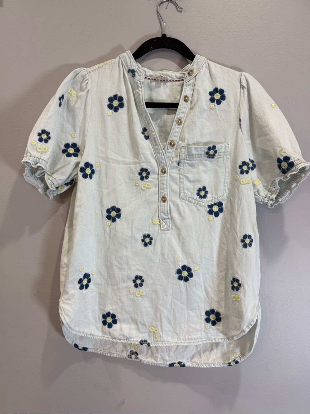 Pilcro Anthropologie Embroidered Floral Chambray Blouse Size XS - Picture 2 of 6